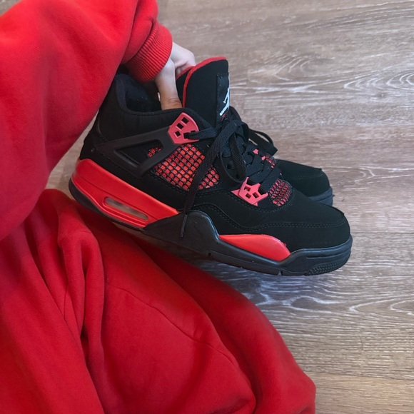 Jordan 4’s red thunder
Size 7.5 in woman’s 
Taking offers + shipping fast - Picture 1 of 4
